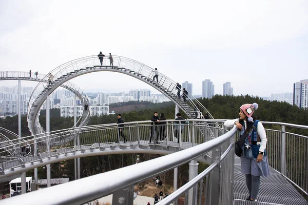 여행자들은 2023 경기도 경릉에 선라이즈 공원에서 유원지를 방문하거나 여행을 — 스톡 사진