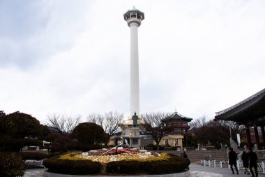 Kore halkı ve yabancı gezginler için Nampo dong 'daki Elmas Kulesi ve Yongdusan Parkı' nda 18 Şubat 2023 'te Güney Kore' nin Busan kentindeki Jung Gu şehrine yaptıkları gezi gezisinin tarihi noktaları.