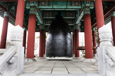 Güney Kore 'nin Busan' ın başkenti Busan 'daki Jung Gu şehrinde antik Busan Kulesi ve Yongdusan parkının ahşap köşkünde antik büyük demir çan.