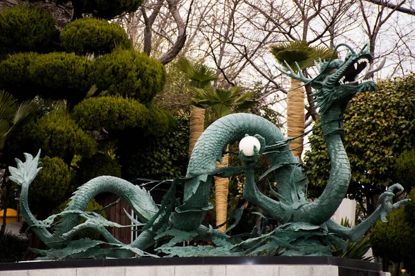 Ancient Antique Art Dragon Statue Garden Korean People Foreign Travelers — Stock Photo, Image