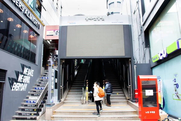 Pessoas Coreanas Viajantes Estrangeiros Que Caminham Usam Escadas Escadas Rolantes — Fotografia de Stock
