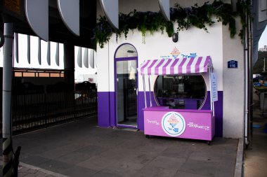 İç dekorasyon mobilyaları. Gezgin Koreliler için modern tarz. 18 Şubat 2023 'te Busan, Güney Kore' de, Kafe Kafe restoranının klasik yemek salonunda içki içiyorlar.