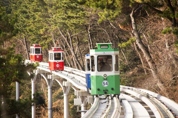 2023年2月18日 韩国人和外国游客在Mipo车站的Sky Capsule Tram Haeundae Blue Line上坐着乘客前往韩国釜山的Haeundae海滩公园旅游 — 图库照片