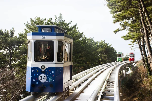 2023年2月18日 韩国人和外国游客在Mipo车站的Sky Capsule Tram Haeundae Blue Line上坐着乘客前往韩国釜山的Haeundae海滩公园旅游 — 图库照片