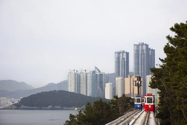 2023年2月18日 韩国人和外国游客在Mipo车站的Sky Capsule Tram Haeundae Blue Line上坐着乘客前往韩国釜山的Haeundae海滩公园旅游 免版税图库图片