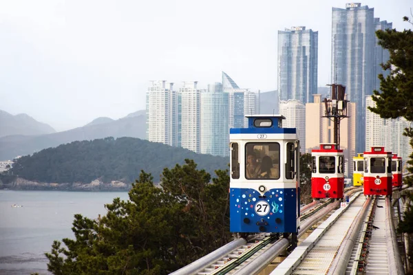 2023年2月18日 韩国人和外国游客在Mipo车站的Sky Capsule Tram Haeundae Blue Line上坐着乘客前往韩国釜山的Haeundae海滩公园旅游 图库图片