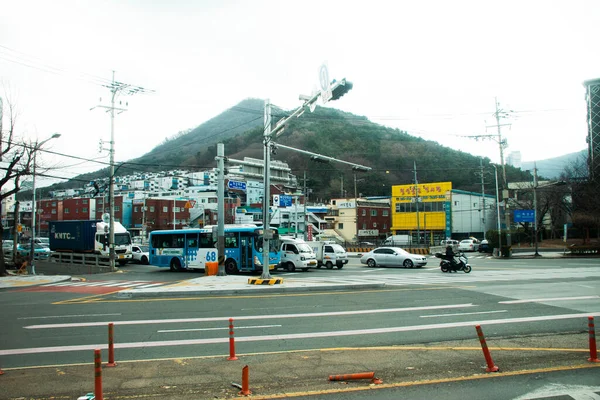 景勝地の建物と街並み韓国人の生活様式を持つ甘川村の街2023年2月18日 金海の路上交通路を自転車で走る韓国 — ストック写真