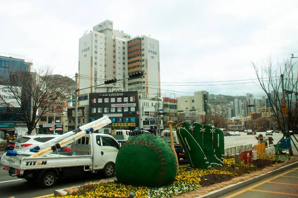 景勝地の建物と街並み韓国人の生活様式を持つ甘川村の街2023年2月18日 金海の路上交通路を自転車で走る韓国 — ストック写真
