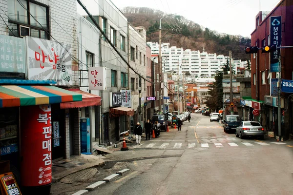 風景街並は 2023年2月18日に釜山市光川村の交通路で路地を歩く韓国人のダウンタウンと生活様式を構築します — ストック写真