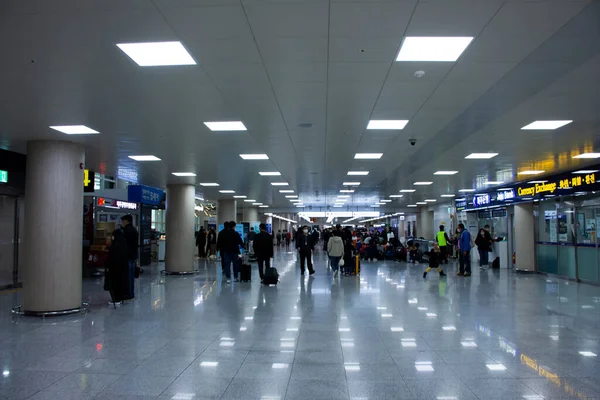 2023年2月18日 済州国際空港で韓国人と外国人旅行者が手荷物袋を携帯し 韓国の済州島での旅行を確認する — ストック写真