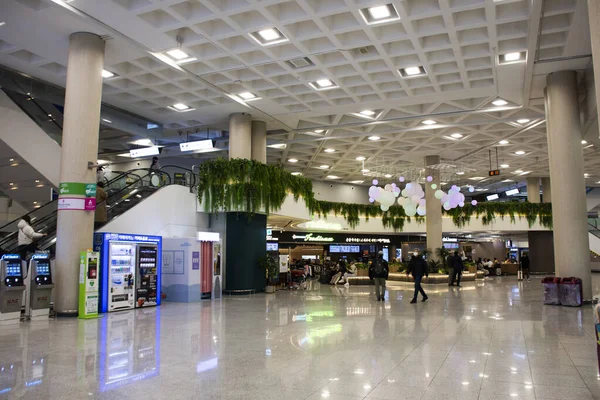 2023年2月18日 済州国際空港で韓国人と外国人旅行者が手荷物袋を携帯し 韓国の済州島での旅行を確認する — ストック写真