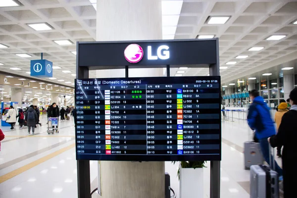 Figyelemmel Kíséri Koreai Emberek Külföldi Utazók Érkezési Indulási Menetrendjét Jeju — Stock Fotó