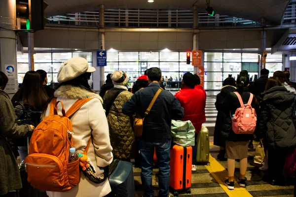 Korean Kansa Ulkomaiset Matkustajat Kävely Kuljettaa Matkatavaroiden Laukku Terminaalissa Check — kuvapankkivalokuva