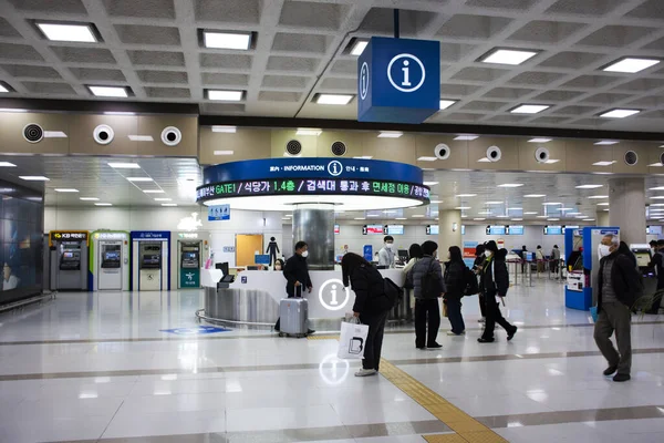 Automatikus Gépi Ellenőrzés Jeju Nemzetközi Repülőtér Repülőjegyein Koreai Emberek Külföldi — Stock Fotó