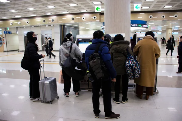 Automatikus Gépi Ellenőrzés Jeju Nemzetközi Repülőtér Repülőjegyein Koreai Emberek Külföldi — Stock Fotó
