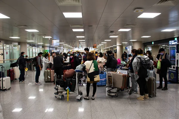 Korean Kansa Ulkomaiset Matkustajat Kävely Kuljettaa Matkatavaroiden Laukku Terminaalissa Check — kuvapankkivalokuva