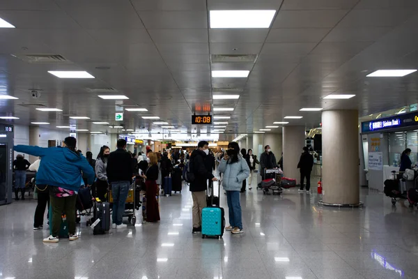 Koreai Emberek Külföldi Utazók Poggyászt Cipelnek Terminálban Hogy Ellenőrizzék Utazási — Stock Fotó