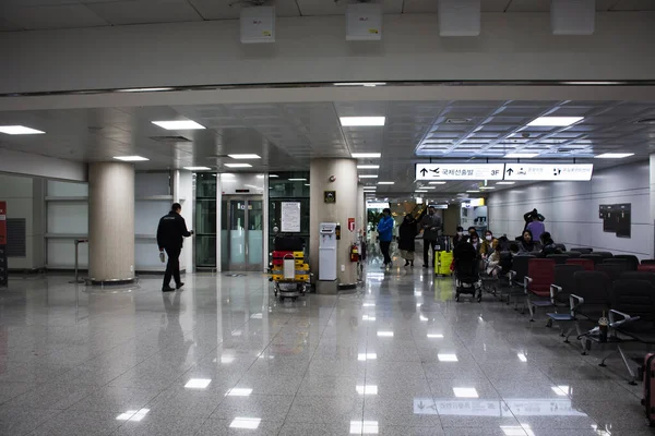 Корейский Народ Иностранные Путешественники Пассажиры Ходьба Нести Багаж Сумки Терминале — стоковое фото