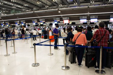 Taylandlı ve yabancı yolcular bavullarını kontrol için kuyrukta bekletiyorlar 16 Şubat 2023 'te Bangkok, Tayland' da Suvarnabhumi Uluslararası Havalimanı 'na seyahat için gidiyorlar.