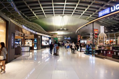 Tayland 'da 16 Şubat 2023' te Tayland Bangkok 'taki Suvarnabhumi Uluslararası Havalimanı' ndan lüks modern mağaza vergisiz seyahat yolcuları ve gezginler için alışveriş