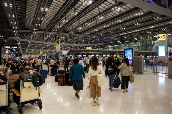 Thai People Foreign Travelers Passengers Walking Carry Luggage Baggage Terminal — Stock Photo, Image