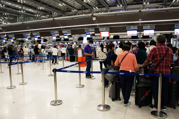 Thaiföldi Emberek Külföldi Utazók Poggyászt Szállítanak Bejelentkezéshez Álló Sorral Utazhatnak — Stock Fotó