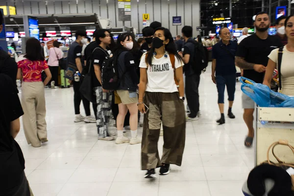 タイの女性旅行者2023年2月16日にタイのバンコクでスワンナプーム国際空港で近代的なスタイルを構築するインテリア建築で旅行の訪問を歩いて写真を撮る ストック写真