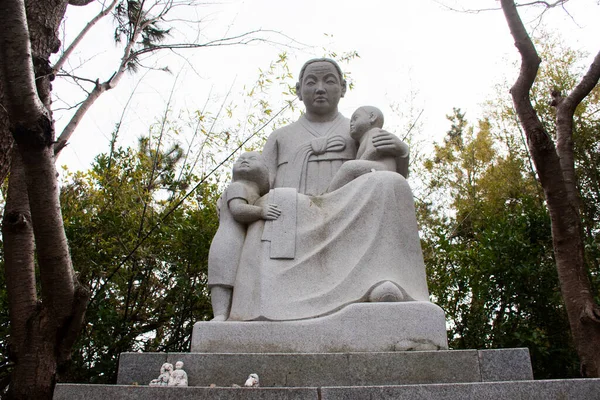 Статуя Мать Ребенок Хэдун Yonggungsa Храм Корейского Народа Иностранных Путешественников — стоковое фото