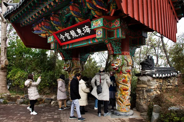 Korean People Foreign Travelers Walking Passing Gate Entrance Travel Visit — Stock Photo, Image