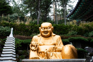Gautama Budist ya da Gautama Maha Katyayana Budizmi ya da Koreli insanlar için Phra sangkajai budha, Güney Kore 'nin Busan kentindeki Gijang' daki Haedong Yonggungsa tapınağını ziyaret edin ve ibadet edin.