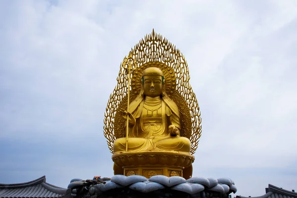 Alte Goldene Jijang Bosal Statue Auf Steinfelsen Für Koreanische Menschen — Stockfoto