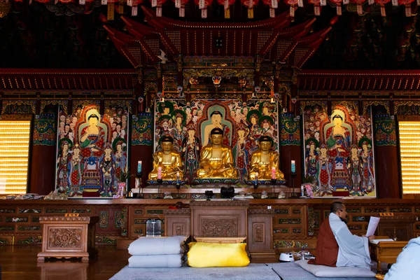 Прекрасный Древний Будда Святилище Yonggung Корейских Путешественников Посетить Молиться Благословение — стоковое фото