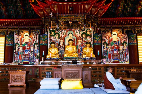 2023年2月18日 釜山市の慶州にある慶州龍宮寺で 韓国人旅行者のための美しい古代仏が参拝し 祝福を祈る — ストック写真