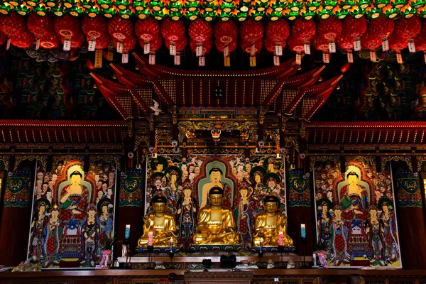 2023年2月18日 釜山市の慶州にある慶州龍宮寺で 韓国人旅行者のための美しい古代仏が参拝し 祝福を祈る — ストック写真