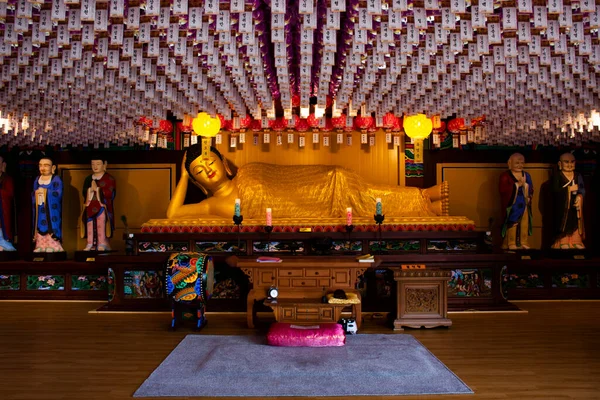 Statua Atteggiamento Reclinabile Buddha Nel Santuario Yonggung Viaggiatori Coreani Visita — Foto Stock