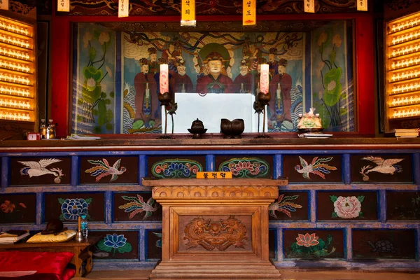 韓国人旅行者のためのアンティーク龍宮参拝祈願 聖地巡礼2023年2月18日 釜山市の正中区にある龍宮寺 ヘドン ヨングンサ の天使信仰 — ストック写真