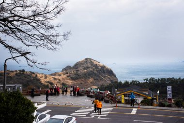 Jeju adasını ve deniz manzarasını, Seogwipo şehrini Koreli insanların bakış açısıyla inceleyerek 18 Şubat 2023 'te Güney Kore Jeju do' da Sanbangsa Tapınağı 'nı ziyaret ederler.