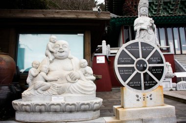 Gautama Budist ya da Gautama Maha Katyayana Budizmi ya da Phra sangkajai Buddha Koreliler için seyahat gezginleri için 18 Şubat 2023 'te Güney Kore Jeju' da dua etmek üzere Sanbangsa Tapınağı 'nı ziyaret edin.