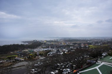 Jeju adasını ve deniz manzarasını, Seogwipo şehrini Koreli insanların bakış açısıyla inceleyerek 18 Şubat 2023 'te Güney Kore Jeju do' da Sanbangsa Tapınağı 'nı ziyaret ederler.