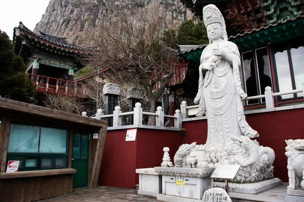Quan Yin Kuan Yin Chinese Goddess Statue Korean People Travelers — Stock Photo, Image