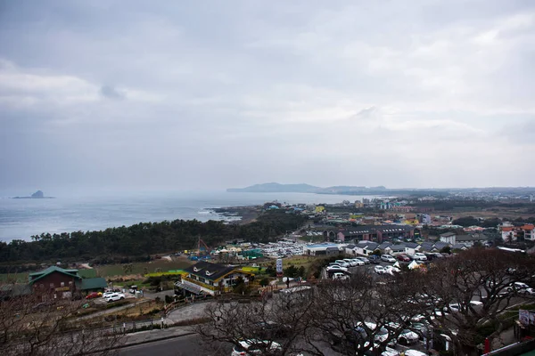 2023 제주도 사원을 방문하는 한국인 관광객들을 Seogwipo City 과바다를 바라보는 — 스톡 사진