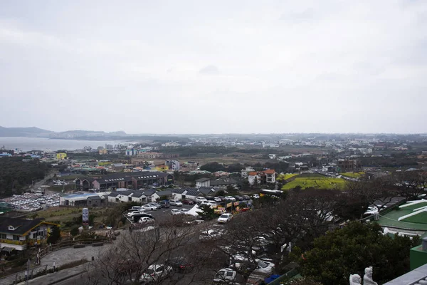 景勝地を望む済州島と景勝地の海を望む韓国人観光客の視点から西帰浦市は2023年2月18日に韓国済州島の三番寺を訪れる — ストック写真