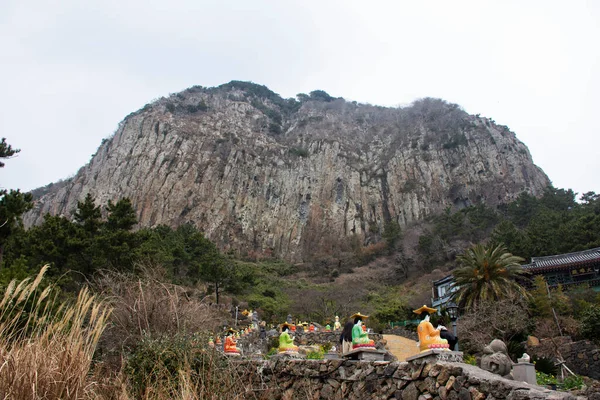 石段の上のカラフルな中国の神の姿と神の天使の仏像は 韓国人旅行者のために山房山に行きます韓国の済州島の山房寺で参拝を尊重訪問します — ストック写真