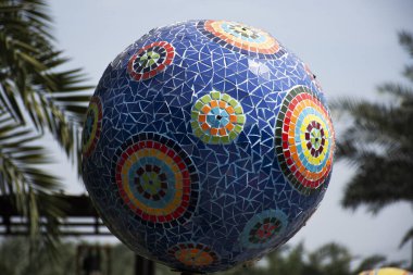 Sanat eserleri küresi seramikleri ve el yapımı seramik küreyi ve el sanatları ve Tayland 'ın Nonthaburi kentindeki bahçe parkında gezici gezginler ve Tayland' daki gezginler için el sanatları gezisi düzenlemeleri.