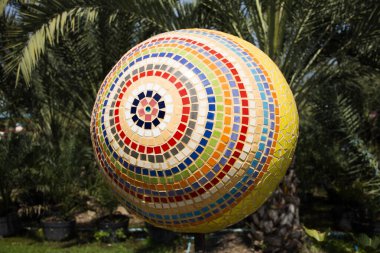 Sanat eserleri küresi seramikleri ve el yapımı seramik küreyi ve el sanatları ve Tayland 'ın Nonthaburi kentindeki bahçe parkında gezici gezginler ve Tayland' daki gezginler için el sanatları gezisi düzenlemeleri.