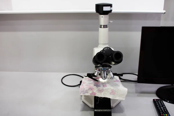 Microscope Optique Pour Travailleur Scientifique Technicien Laboratoire Test Utilisation Explorer — Photo