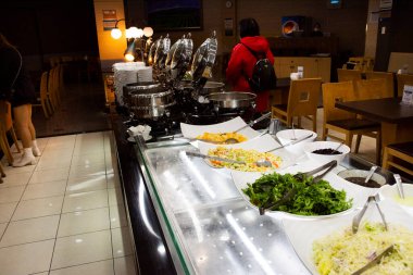 Kore halkı ve gezginler için sabah kahvaltısı zamanı. 18 Şubat 2023 'te Jeju do Adası, Güney Kore' de tatil otelinde içki içerler.