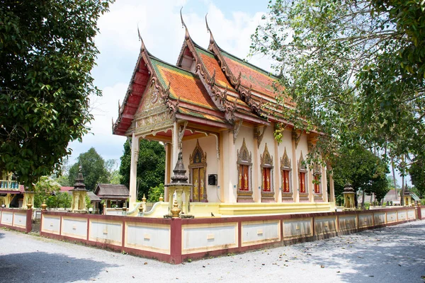 タイの地元の人々のための古代の古いウボストアンティークの調停ホール旅行者は敬意を祈りますタイのパタリンにあるワット カエ寺院での祝福仏願い神聖な謎の崇拝神話 — ストック写真