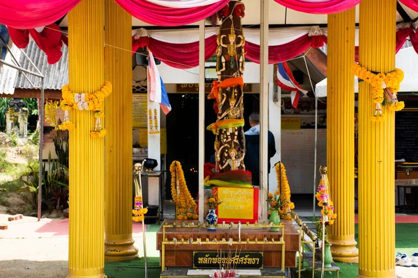 Стародавня Старовинна Святиня Нора Ронг Хру Тха Тайців Відвідує Повага — стокове фото