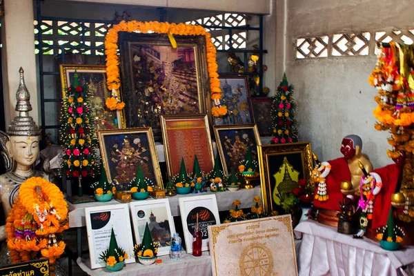 タイの人々は 2023年3月12日にタイのPhatthalungでワット カイ寺院で参拝を尊重するために訪問するために ノラロンクルで古代のアンティーク神社のKhun Sri Sattha NoraまたはTered Manoraの記念碑 — ストック写真